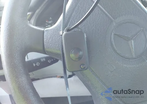 1997 Mercedes-Benz E 320 z USA, uszkodzony, nr VIN WDBJF55F2VJ028315